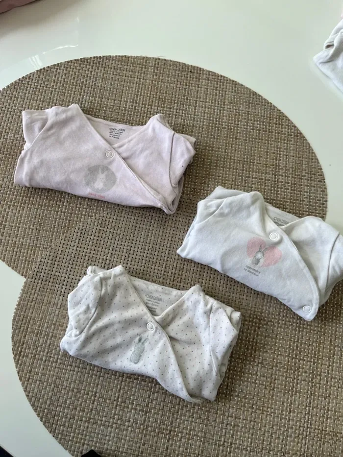 3 bodys manches longues cache coeur taille 6 mois