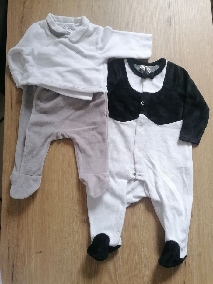 2 adorables pyjamas un okaidi et un orchestra en 3 mois.