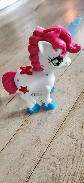 Licorne avec corne lumineuse et différents sons inclus