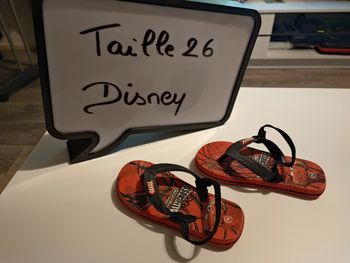 Tongs Disney rouge et noir