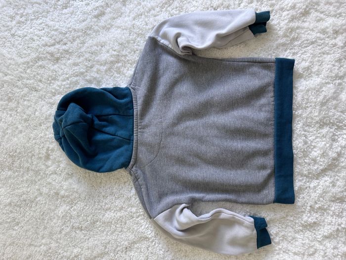 Sweat à capuche Primark taille 4-5 ans (110 cm) - Plusieurs taches sur la manche - photo numéro 3
