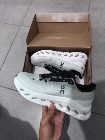 Paire de chaussures baskets ON Cloudtilt taille 44