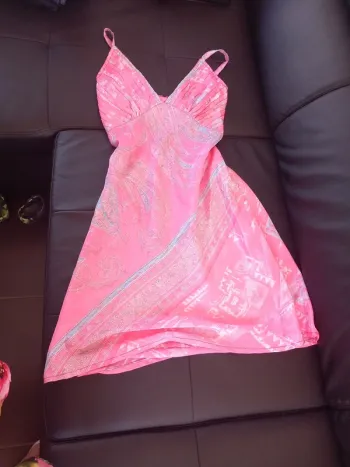 Robe rose satinée taille S en très bon état