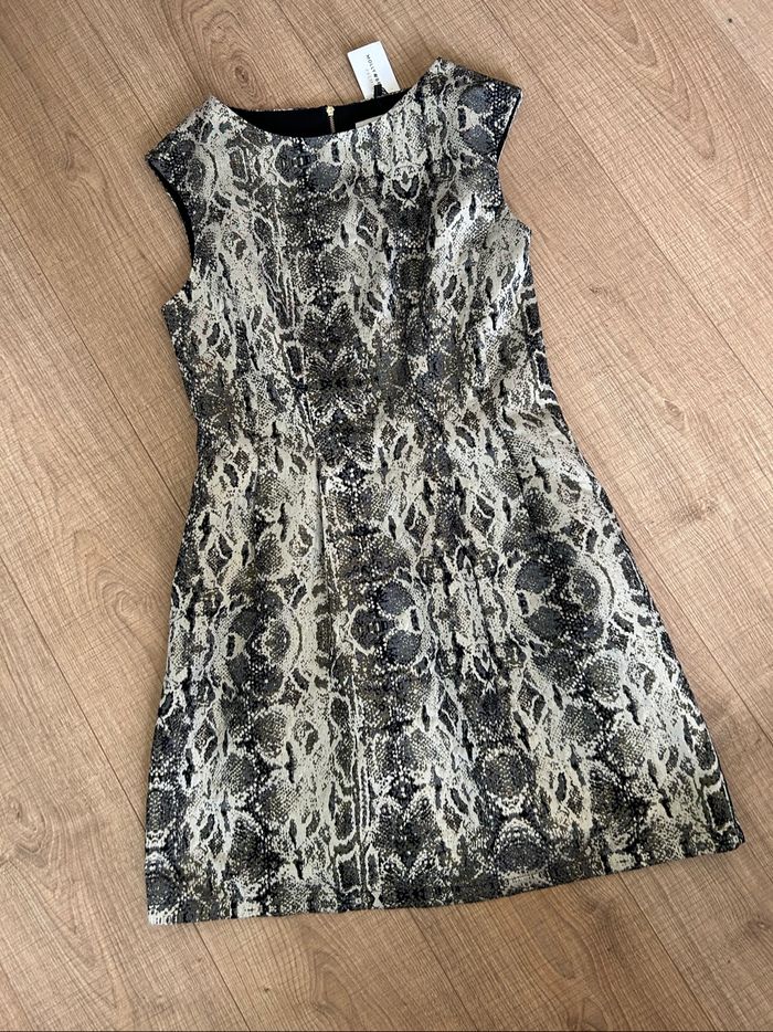 Robe imprimée et dorée neuve sans manches Molly Bracken taille S - photo numéro 7