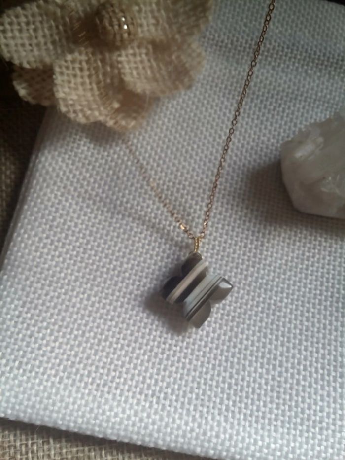 Collier fleur en pierre d'agate taillée en fleur - photo numéro 2