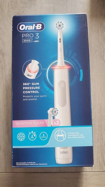Brosse à Dents Électrique Oral B Pro 3 avec 2 brossettes.