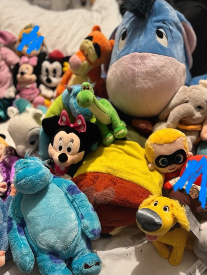 Lot peluches + figurines Disney réservé - photo numéro 3