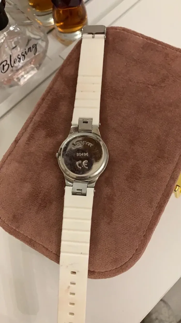 Montre en plastique très peu servie mais pile à remplacer - photo numéro 3