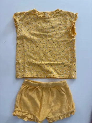 Pyjama jaune à fleurs