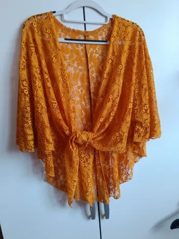 Boléro moutarde en broderie