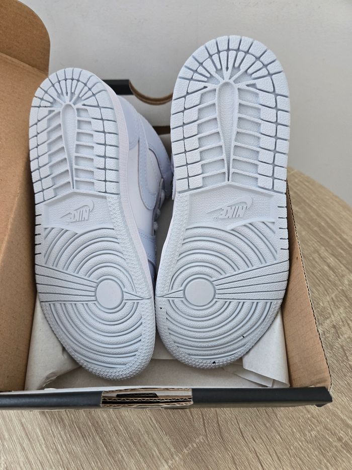 Nike Jordan 1 mid taille 28 neuves blanc bleu - photo numéro 6