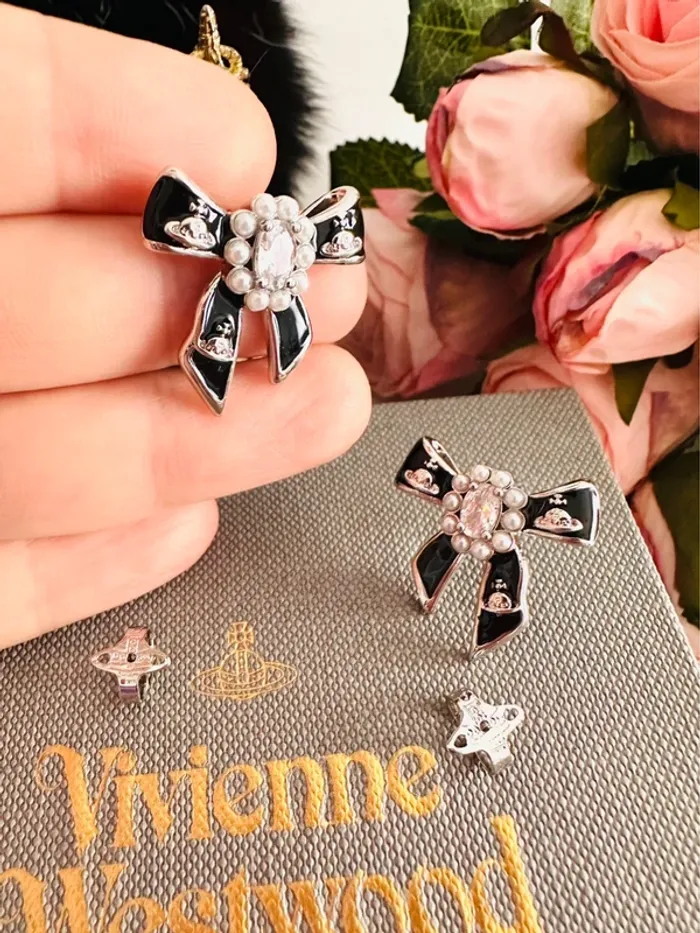 🎀Boucles d’oreilles Vivienne Westwood nœuds noirs avec perles et zirconium - photo numéro 2
