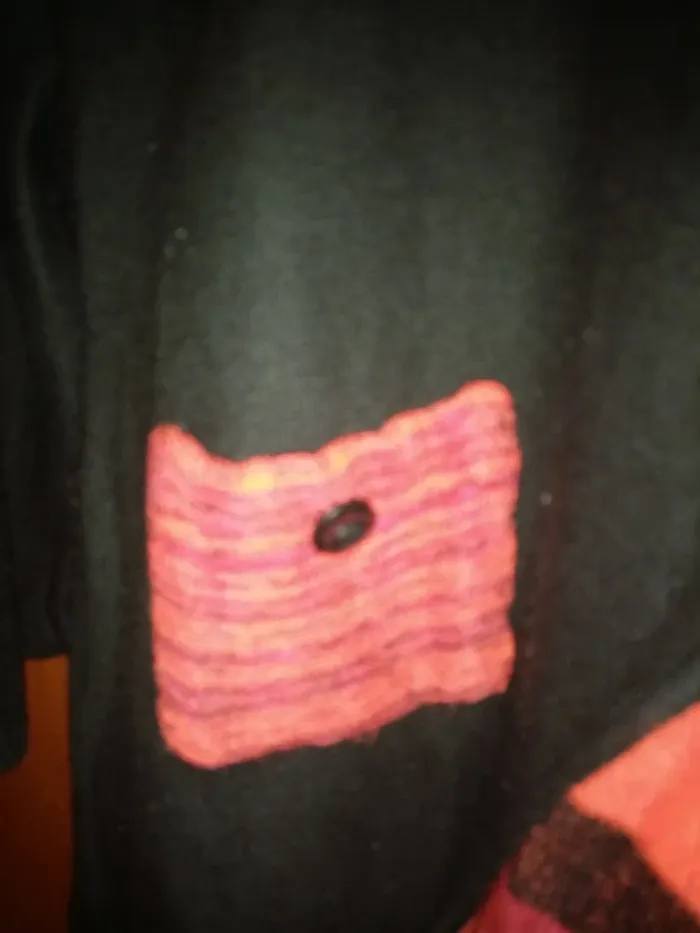 Pull rouge et noir - photo numéro 2