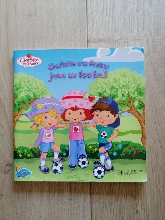 Livre Charlotte aux Fraises joue au football en bon état