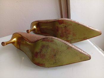 chaussures à paillettes doré à talon aiguille