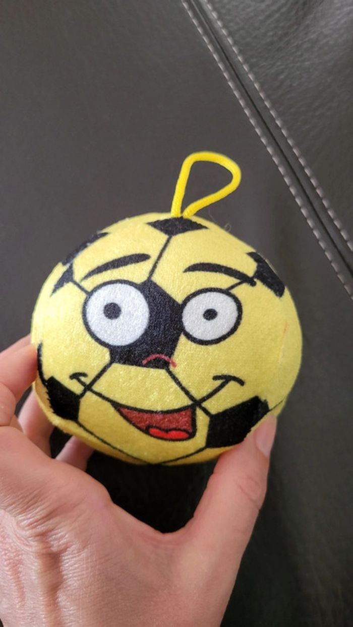 Ballon de foot en peluche à suspendre - photo numéro 3