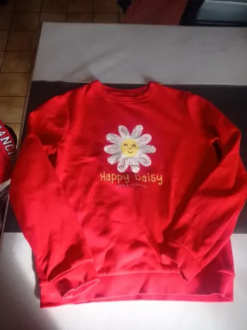 Pull rouge motif fleur