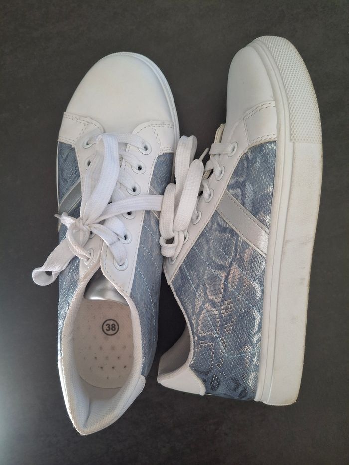 Baskets blanches bleu métallisé 38 état neuf - photo numéro 2