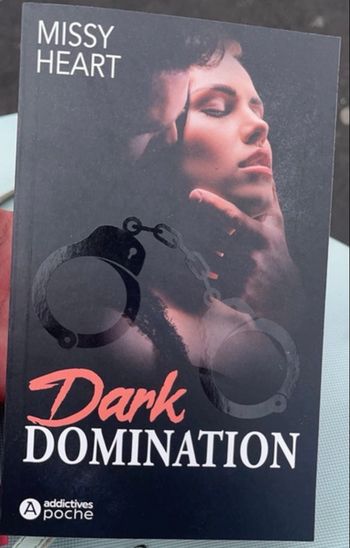 Livre de poche dark domination