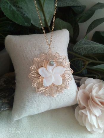 Collier fleur de vie fleur de nacre et labradorite