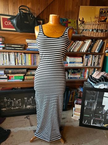 Robe moulante rayures noir et blanche 38