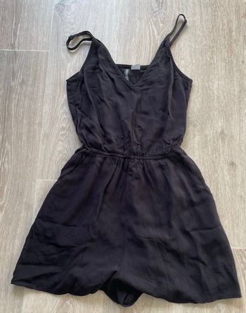 Combi short H&M taille 32 noire en  excellent état peu porté correspond à un XS