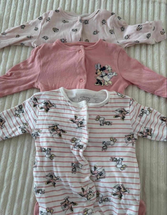 Lot de Pyjamas - Disney Baby - Primark - excellent  état - 1 mois - photo numéro 8