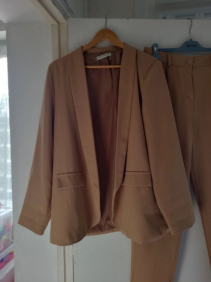 Tailleur neuf - photo numéro 2