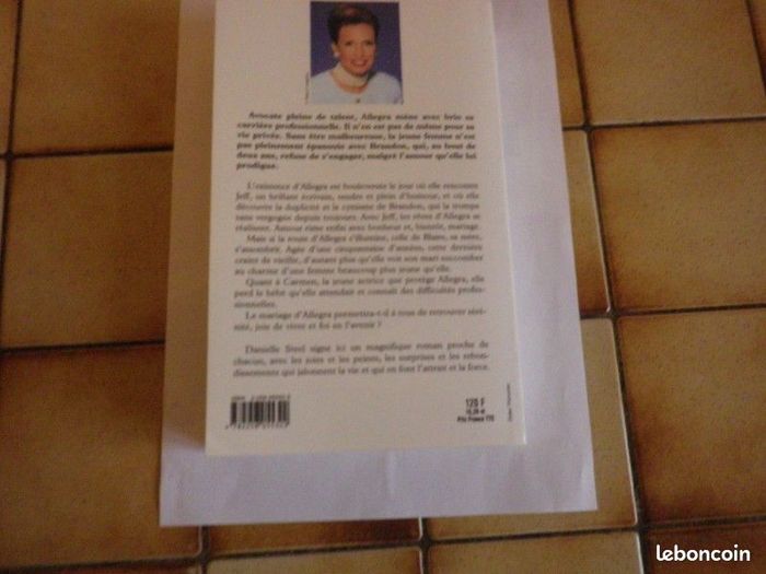 Livre Le mariage - Danielle Steel - grand format - photo numéro 4