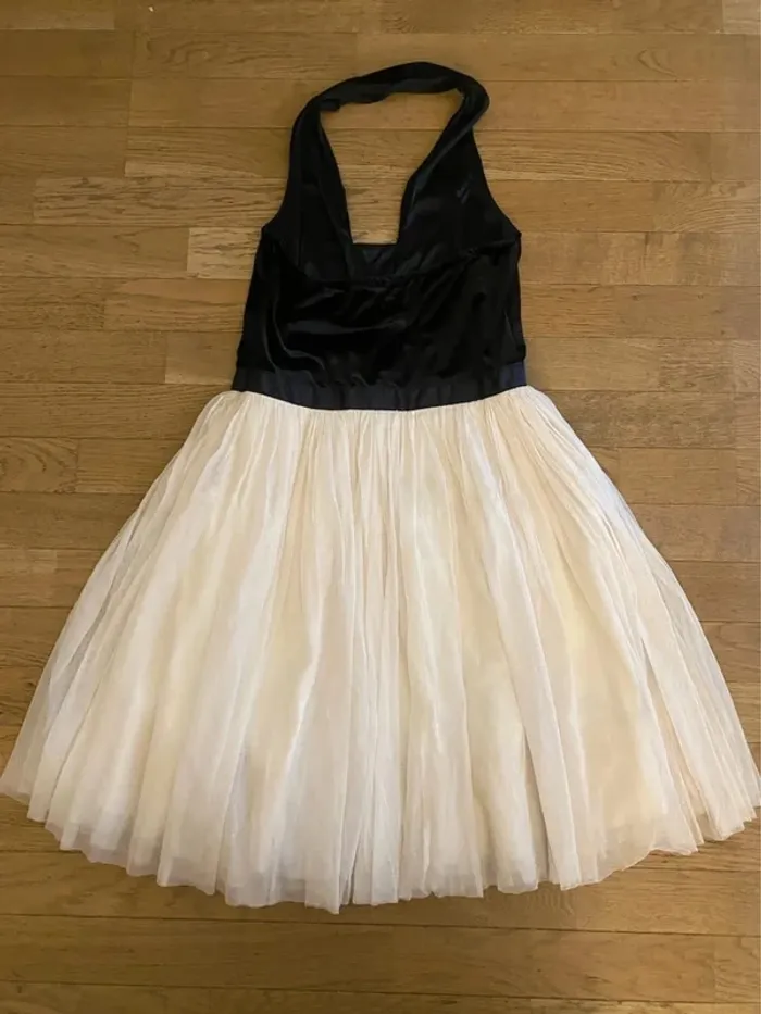 Robe de fêtes en velours noir et tulle blanc - photo numéro 7