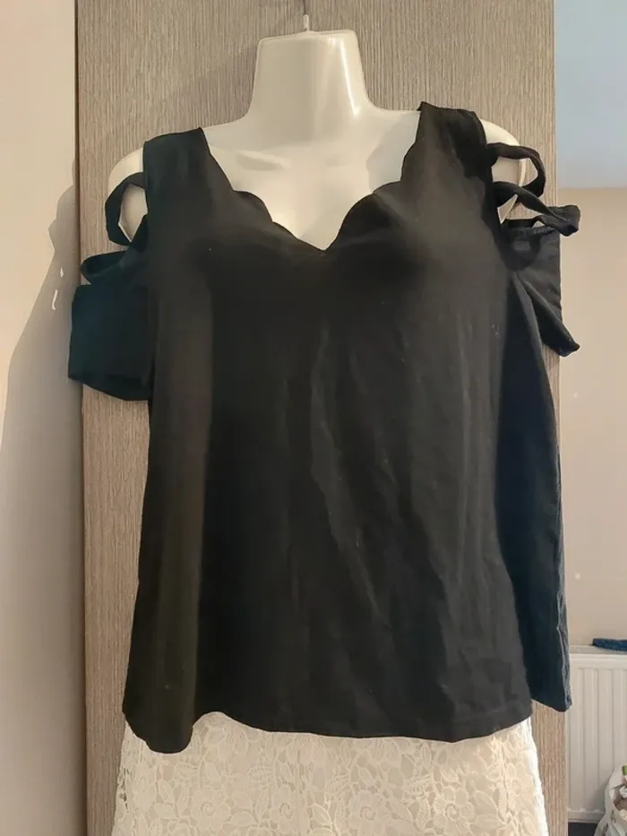 Haut noir à bretelles originales – Taille L