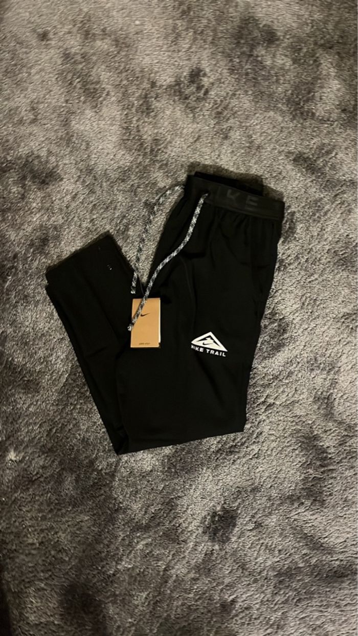 Jogging Nike Trail noir taille L neuf (taille petit)