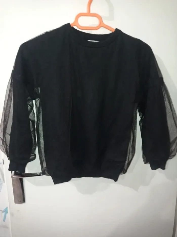 Pull noir recouvert de tulle - photo numéro 2