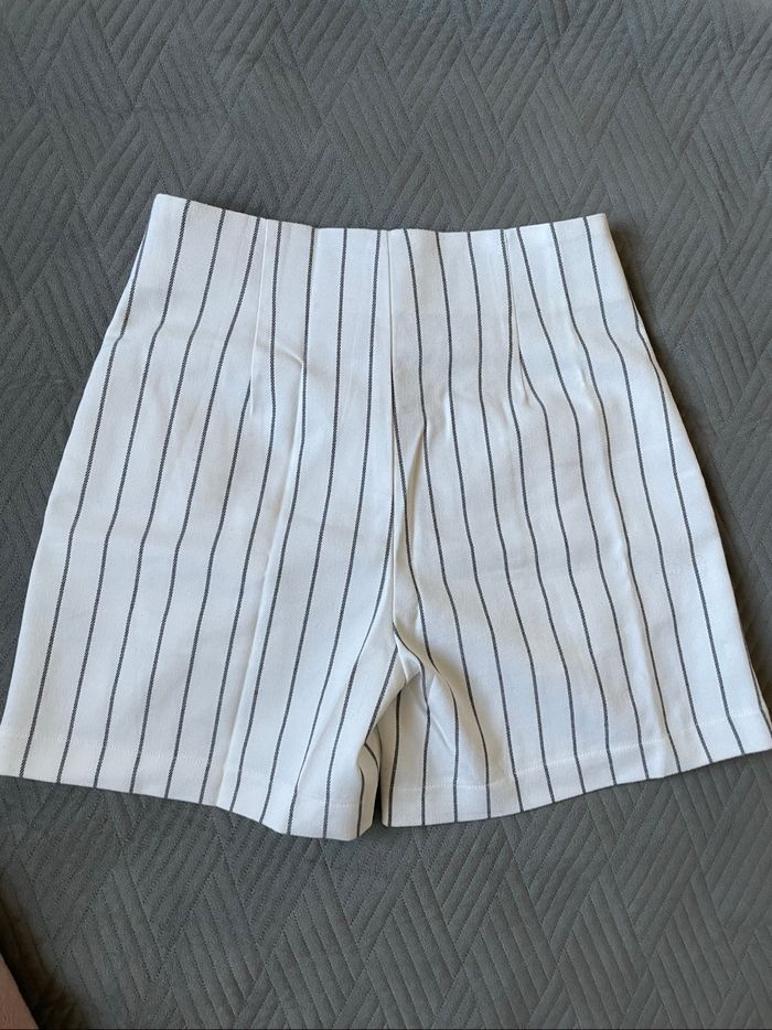 Short classe Kiabi taille 34 noir et blanc avec 2 poches à l’avant - photo numéro 4