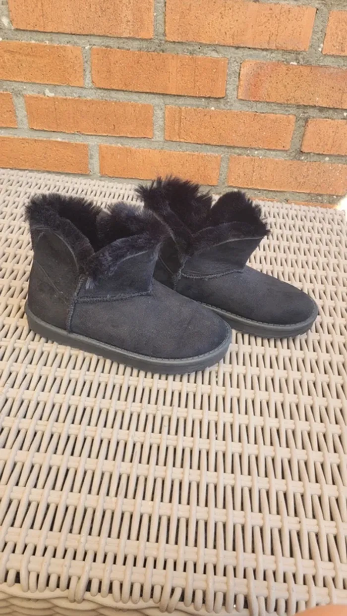 Bottines en fourrure taille 34 - photo numéro 2