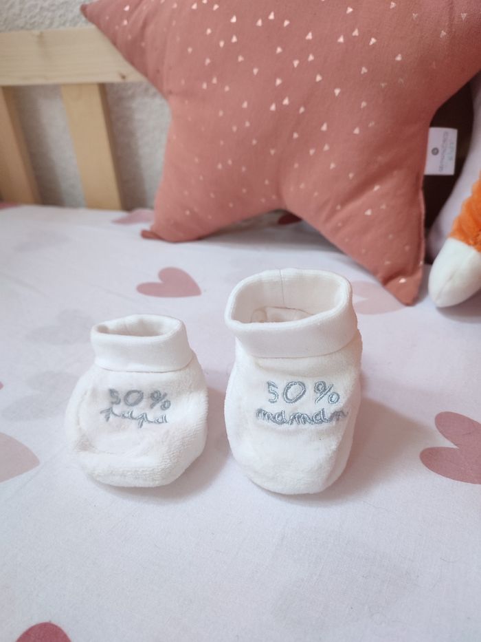Paire de chaussons 50% maman 50% papa - Neuf - Naissance - Blanc et gris - photo numéro 2