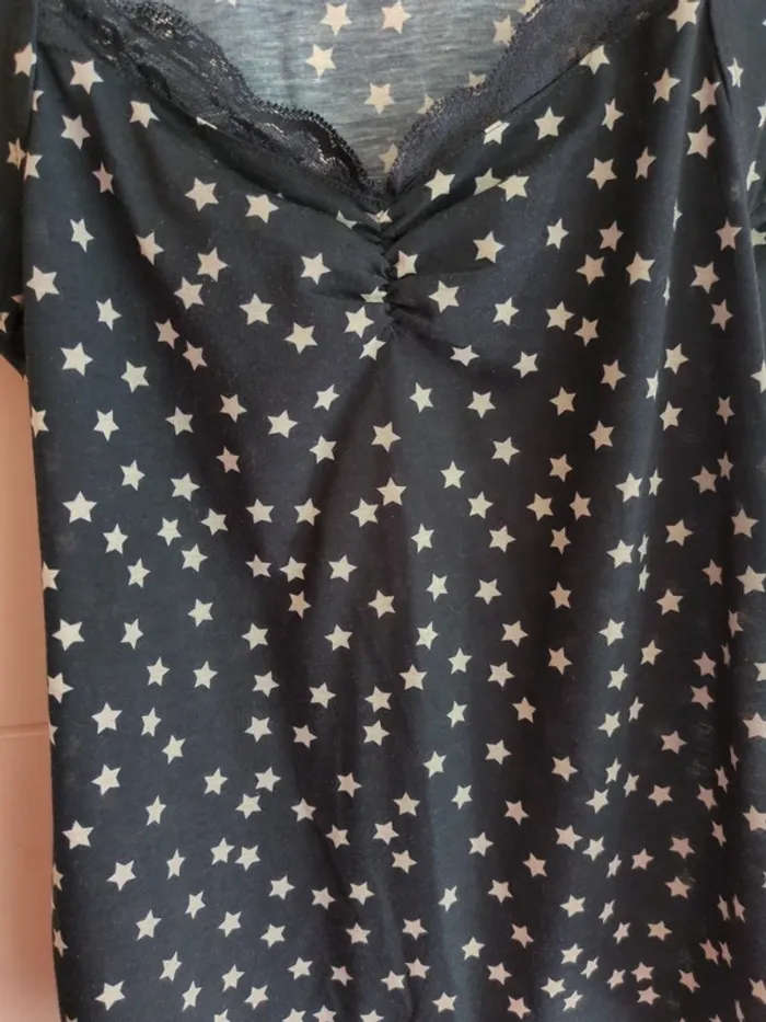 Magnifique t shirt Bleu marine à étoiles blanches - photo numéro 3