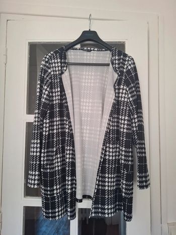 Veste noire et blanche