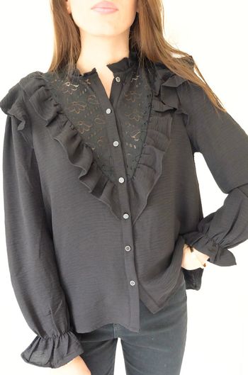 🌟 Blouse noir avec décolleté en broderie et volant