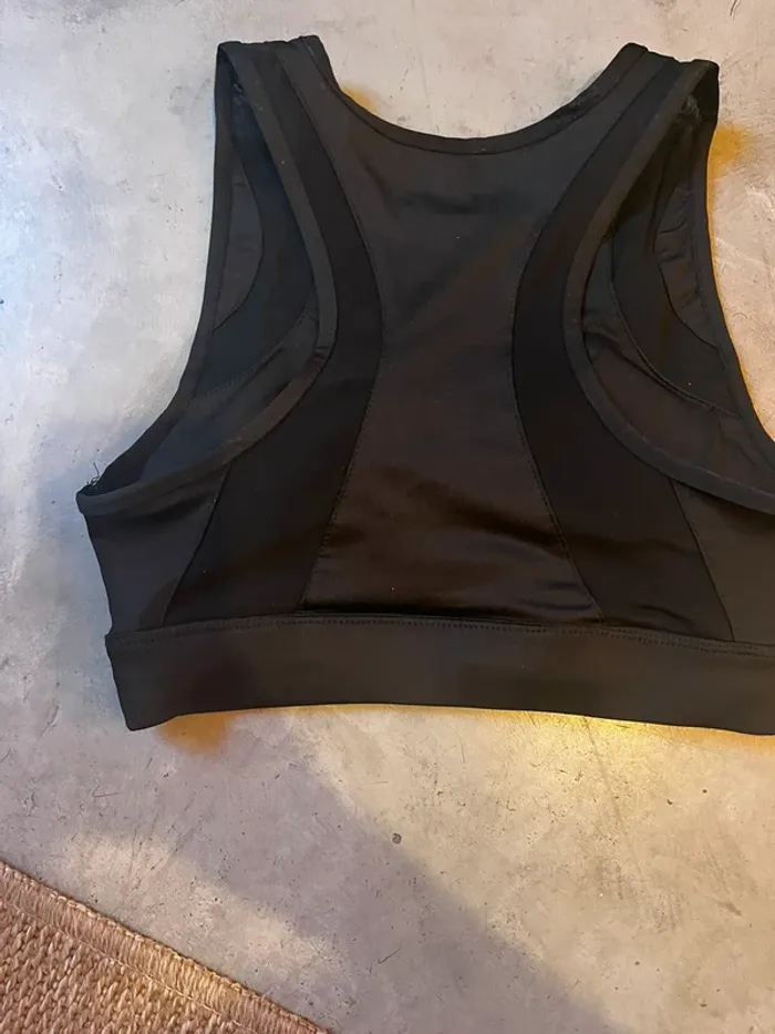 Brassière de sport noire avec bande ajourée - photo numéro 2