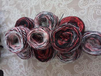 Lot de 10 Pelotes Fantaisies Blanc, Noir et Rouge (655g)