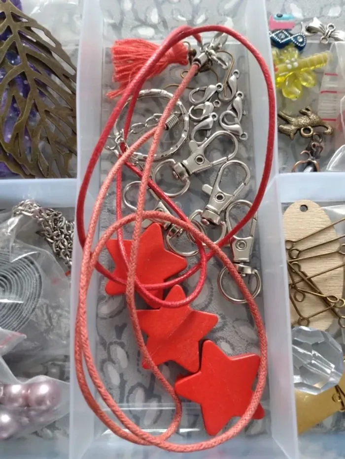 Lot numéro deux nombreux accessoires et apprêts pour fabrication de bijoux fantaisie - photo numéro 3