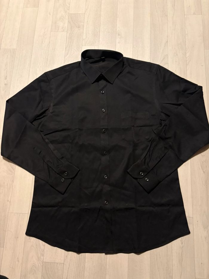 Chemise noire manches longues taille 41 neuve jamais porté