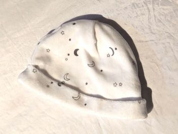 Petit Bonnet Blanc Espace Dessins Petites Lunes Etoiles Vêtement Accessoire Petits Enfants Bébés