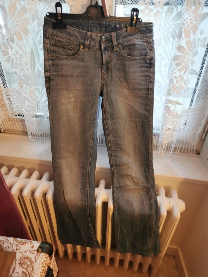Jeans droit évasé en bas marque freesoul  taille basse(haute couture jeannerie) - photo numéro 3