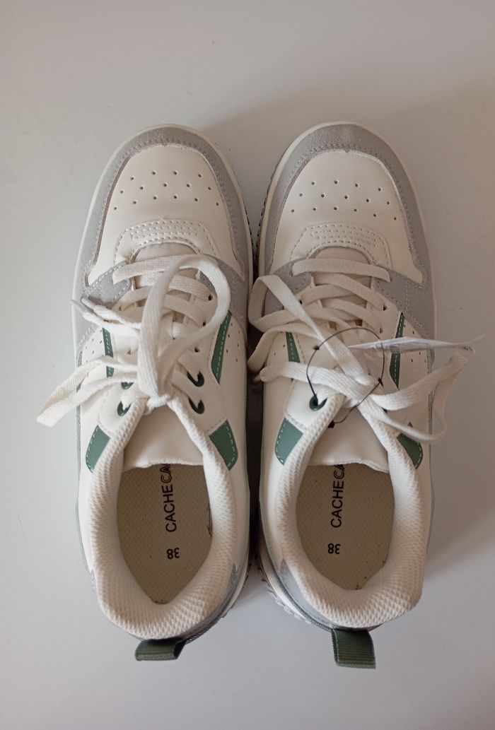 Paire de  baskets neuves . P38 . Blanc vert et gris . Lacets . Cache-cache. - photo numéro 8