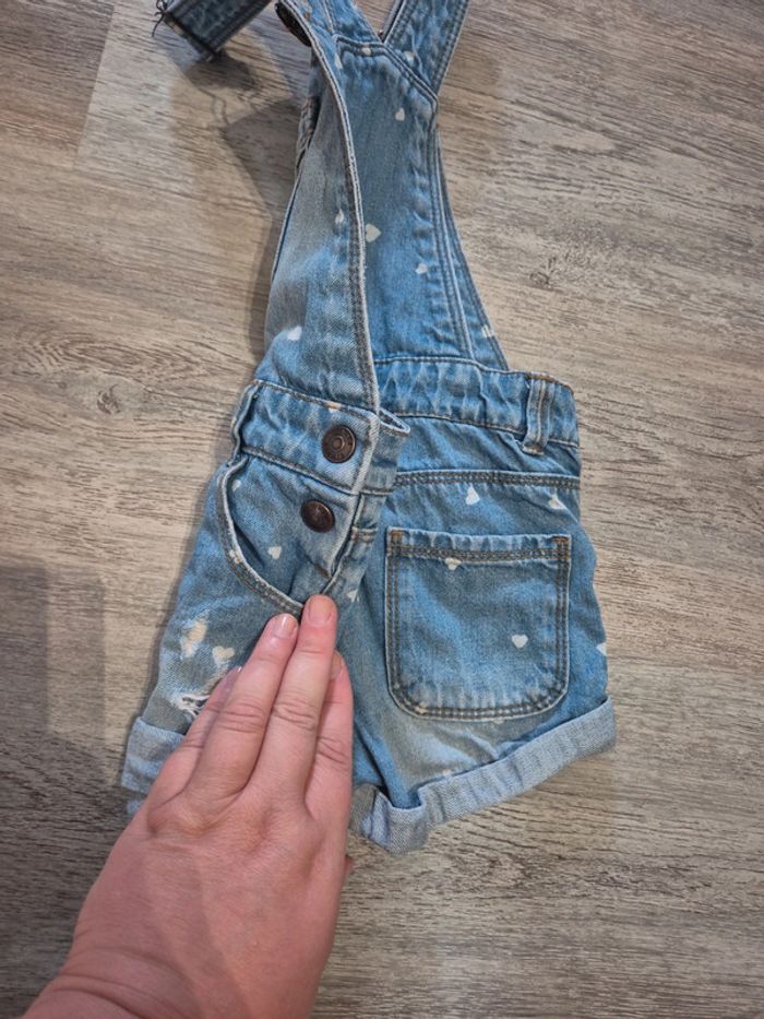 Salopette short en jean avec coeurs - photo numéro 5