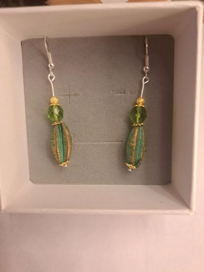 Boucles d'oreilles pendante vertes doré - photo numéro 3