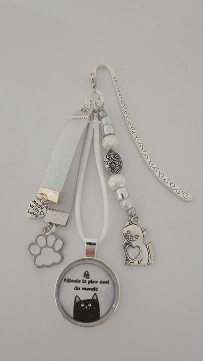 Cadeau filleule, bijoux de sac ou marque page " filleule la plus cool du monde"