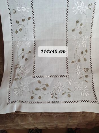 Chemin de table brodé feuilles vertes 114x40